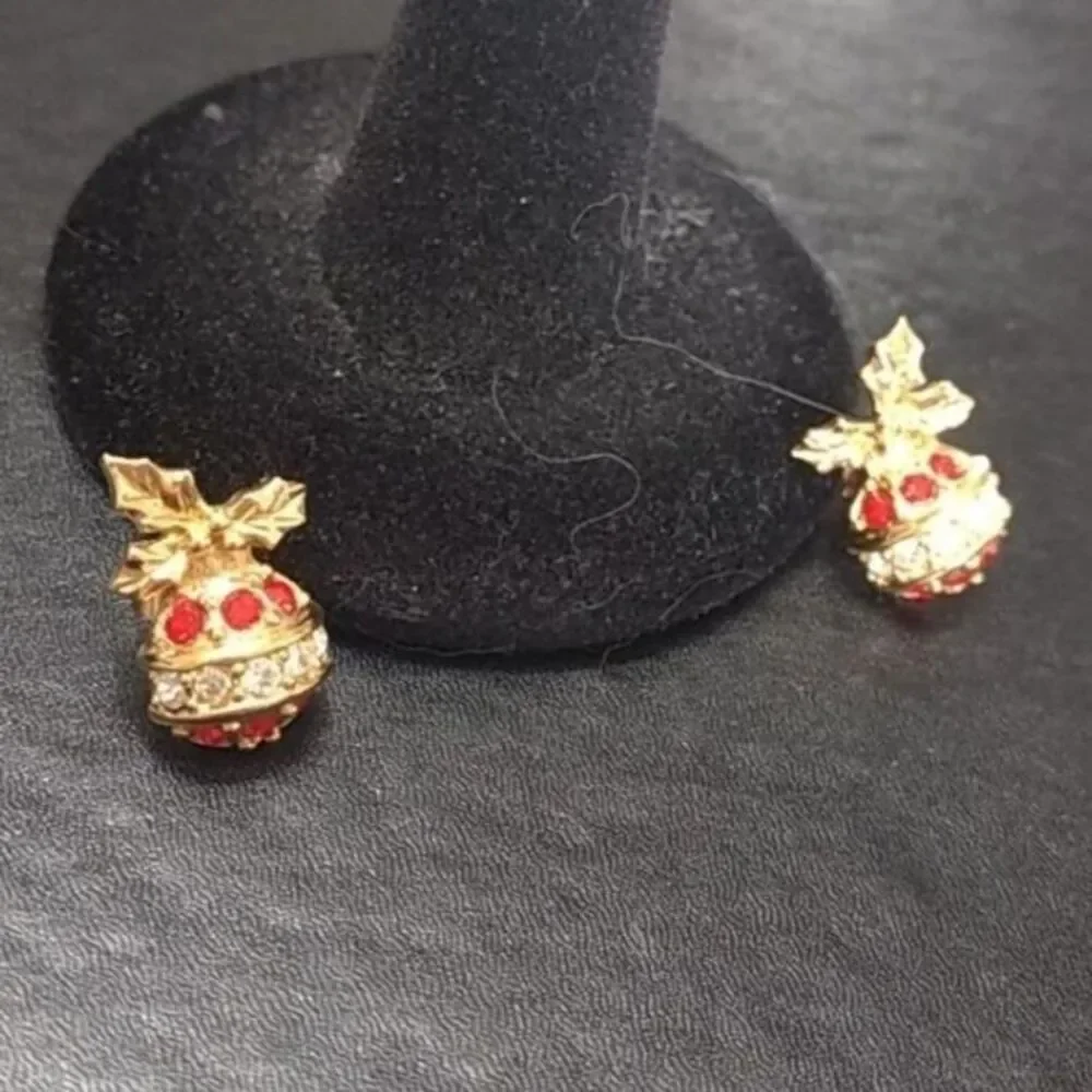 Avon gold tone holiday ornament earrings red rhinestone